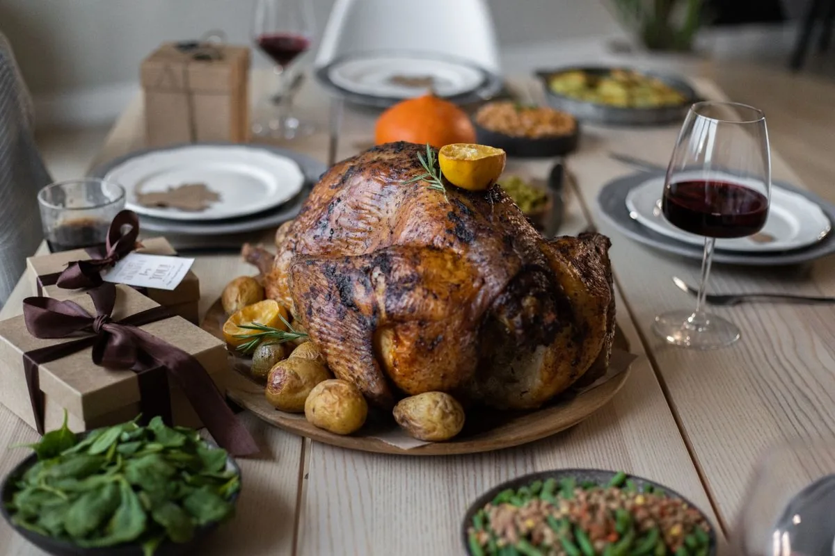 Mesa familiar servida para la cena de Acción de Gracias