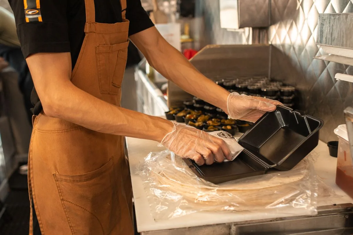Charolas de comida lista para llevar en un negocio