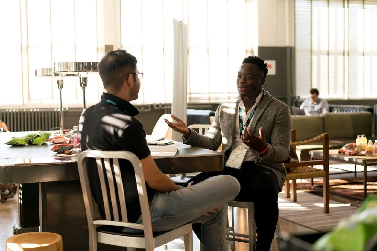 Mentor conversando con un dueño de negocio en una reunión