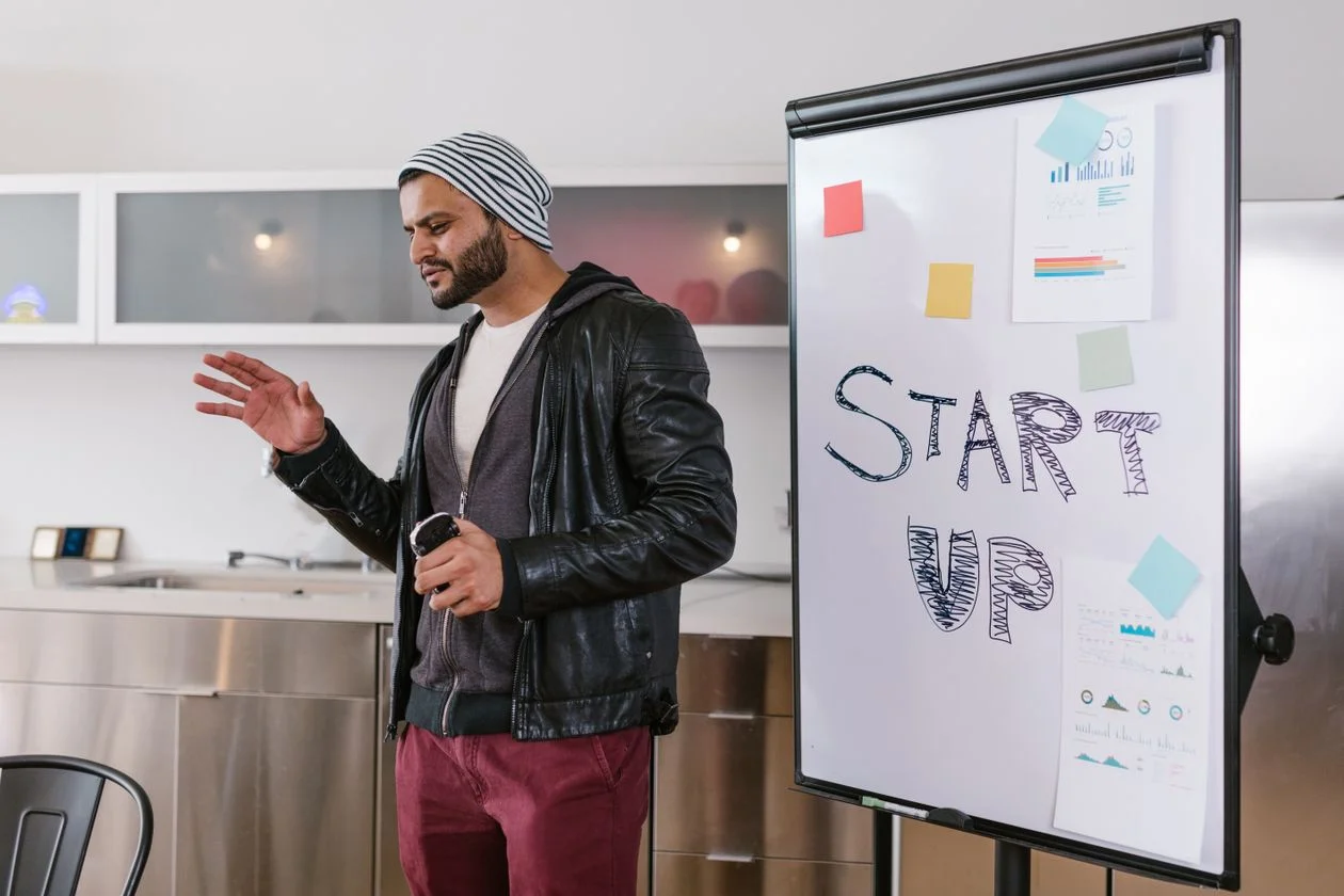 Empresario presentando su negocio en una competencia de pitch