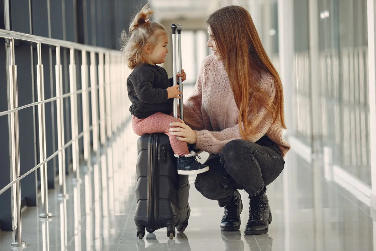 Familia latina en el aeropuerto de Memphis lista para su viaje de fin de año