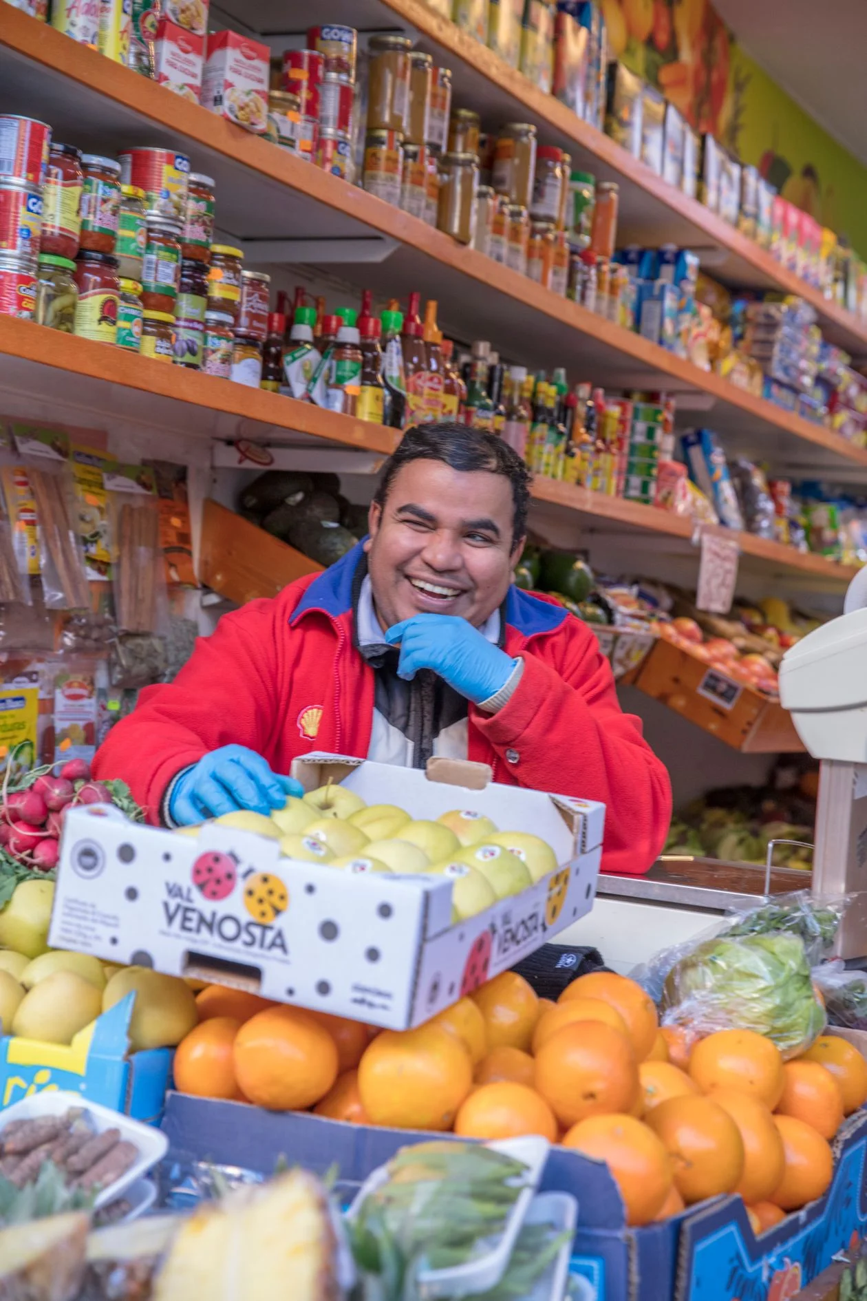 Dueño de tienda atendiendo con una sonrisa