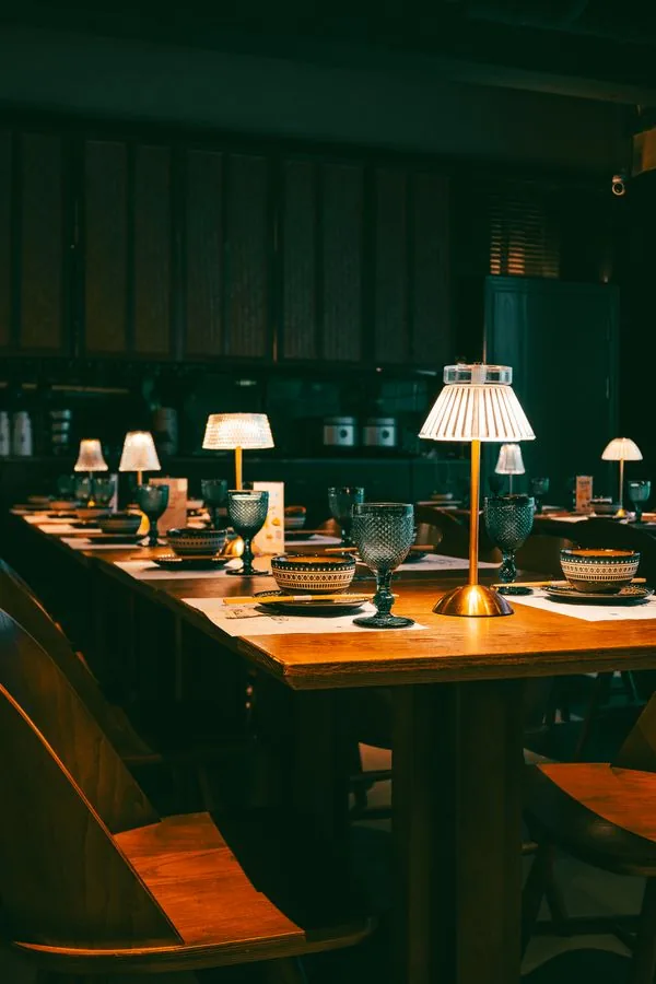 Comedor acogedor de un restaurante local con mesas arregladas
