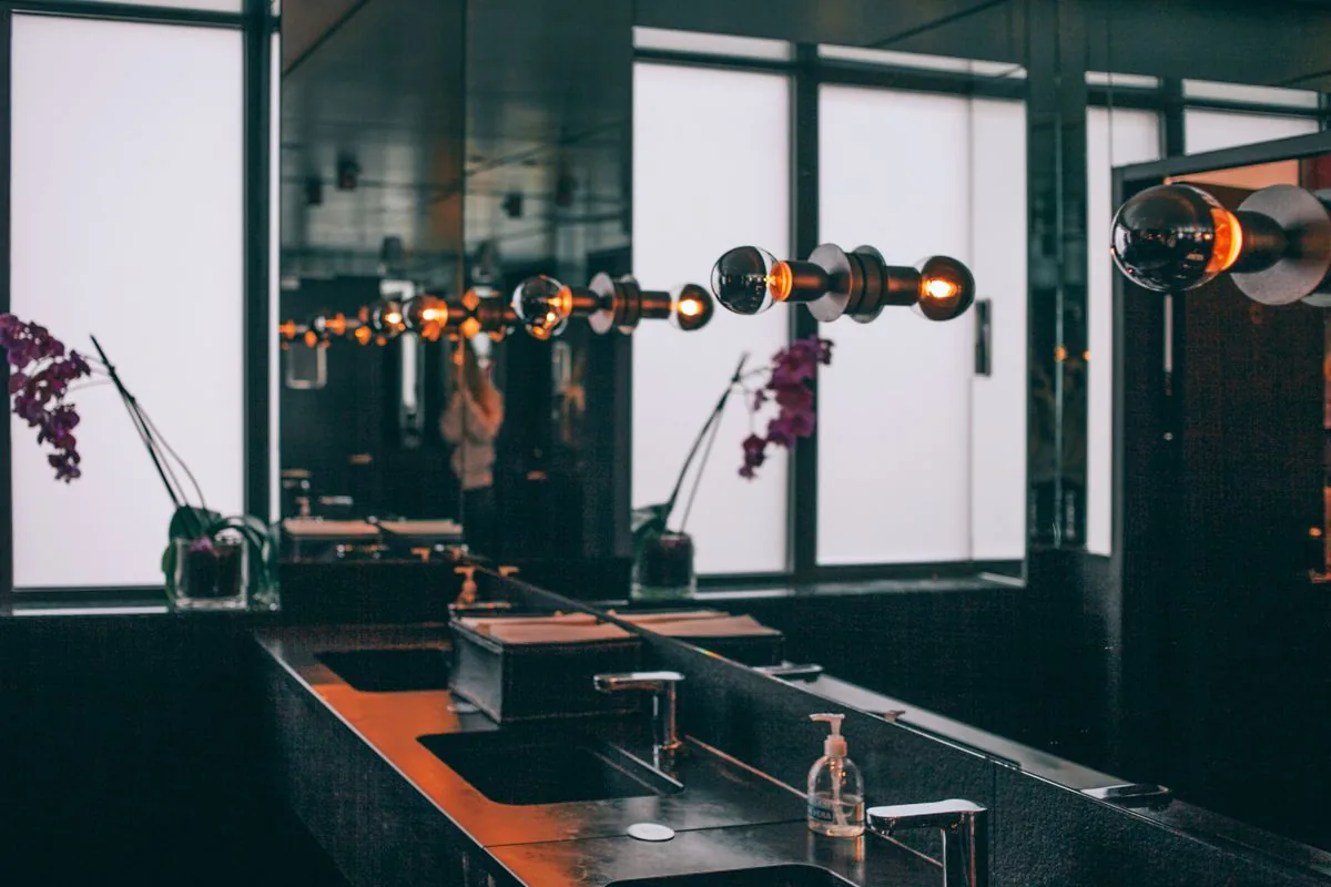 Baño limpio y moderno de un restaurante