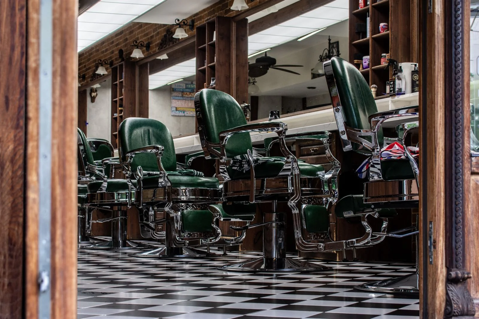 Interior de barbería con sillas y espejos bien iluminado
