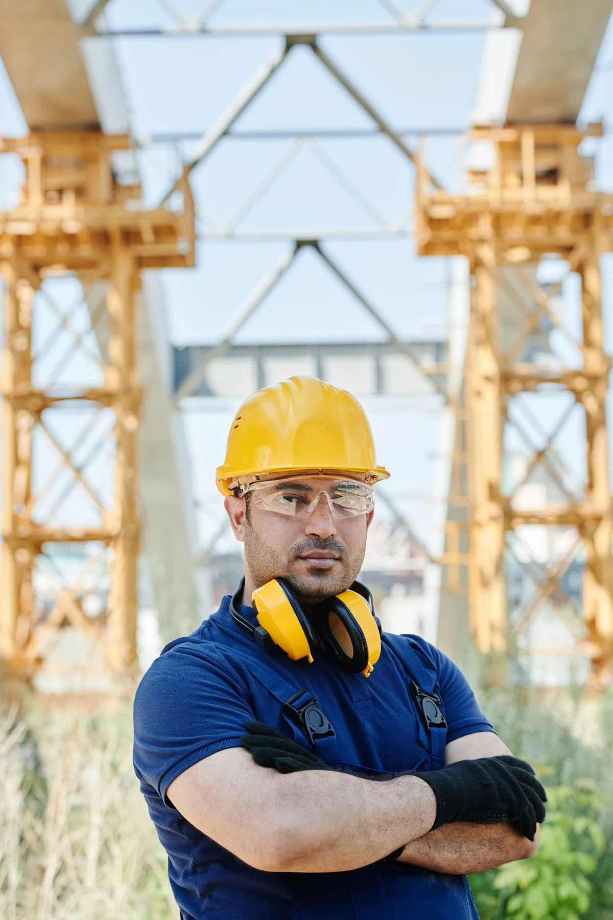 Trabajador con casco frente a una estructura de construcción