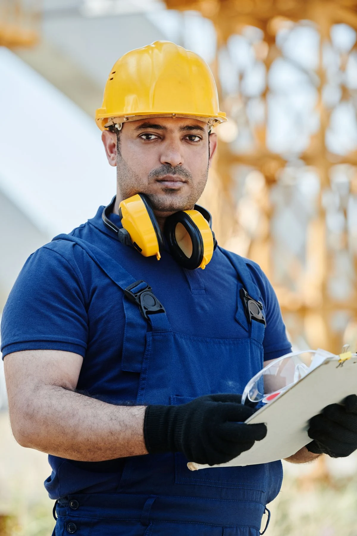 Trabajador de construcción con portapapeles en la obra