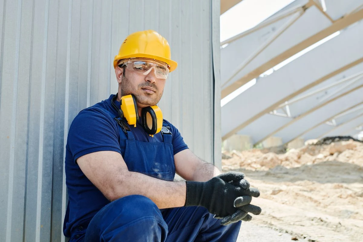 Trabajador de construcción con casco en una obra