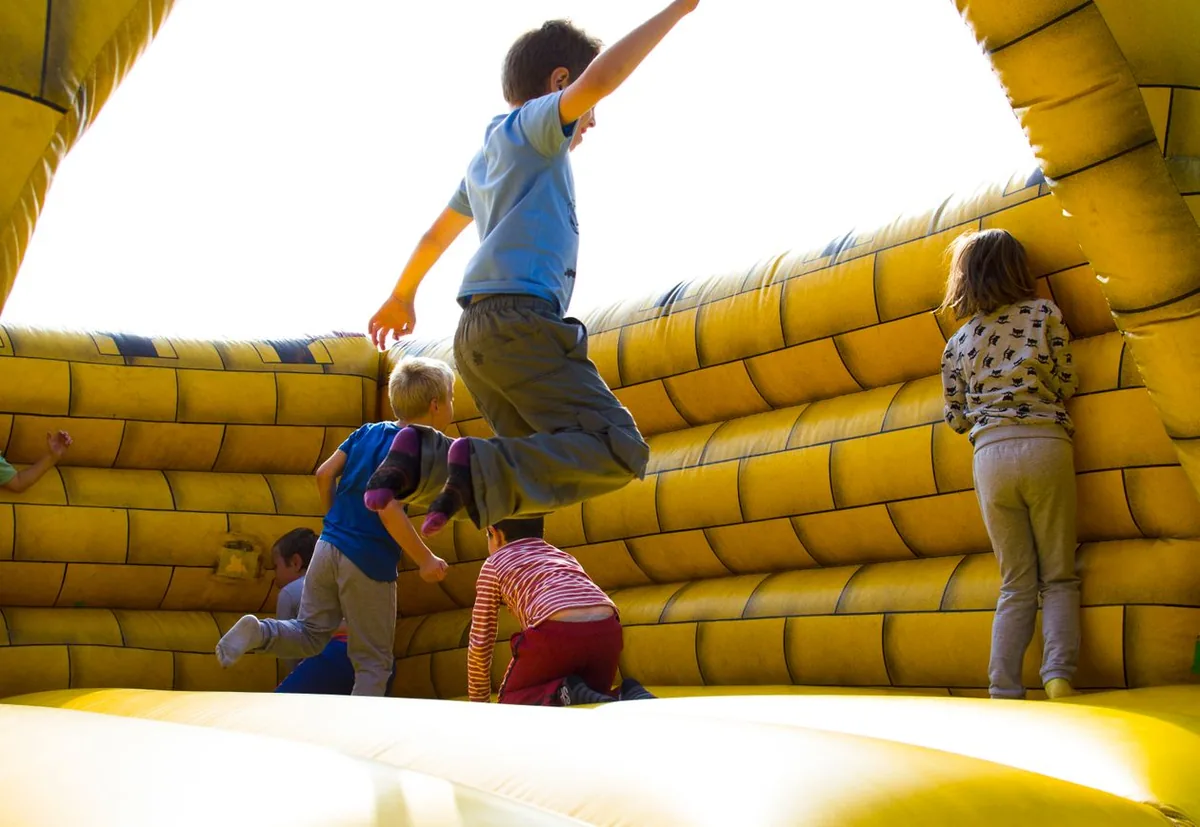 Brincolín inflable en fiesta de cumpleaños