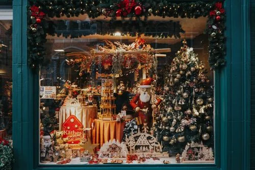 Fachada de tienda decorada para temporada de ventas