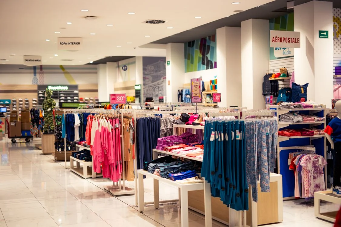 Tienda de ropa con letreros de oferta y descuento