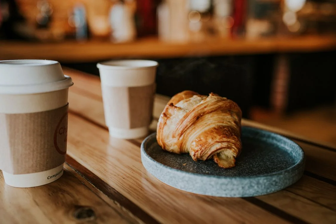 Pan dulce y café servidos en la mesa de una cafetería latina