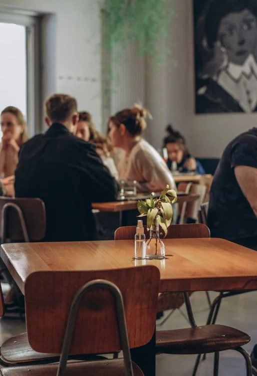 Ambiente cálido de una cafetería latina en la mañana con sus clientes