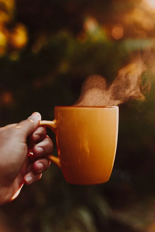 Taza de café caliente con vapor en una cafetería latina por la mañana