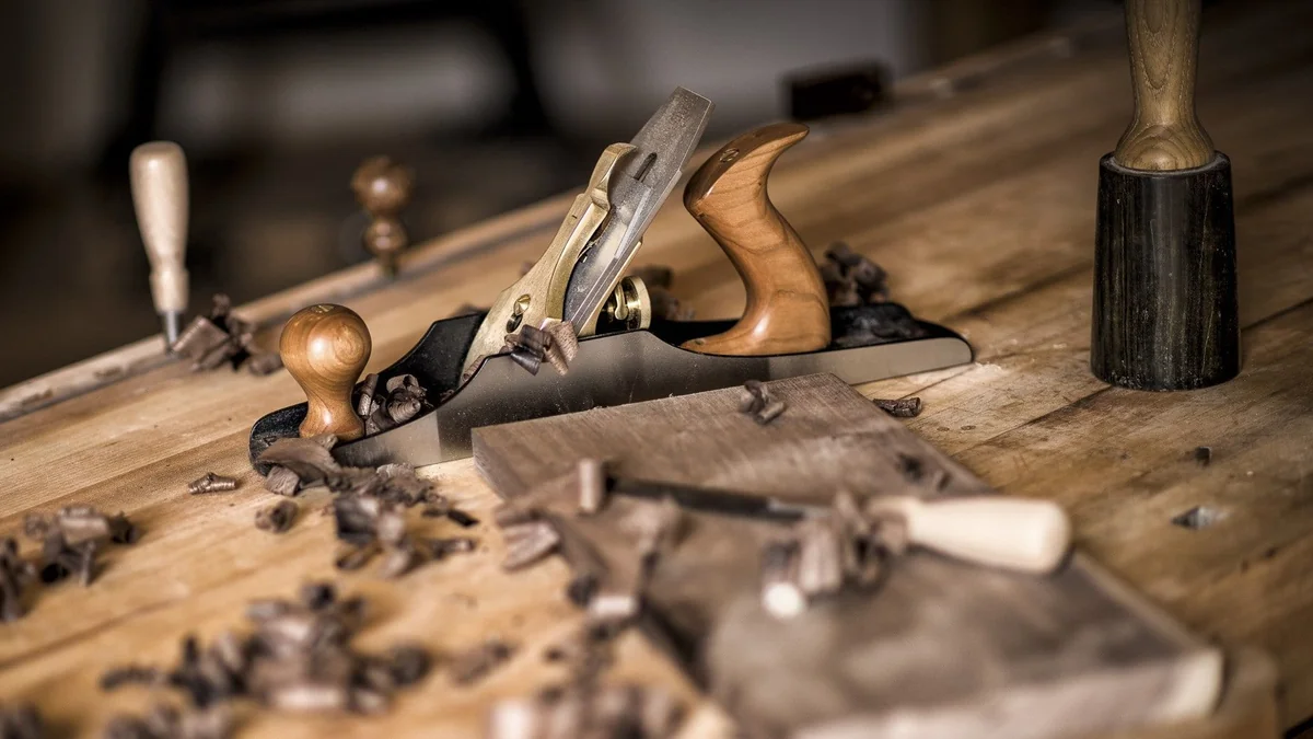 Herramientas de carpintería y tablas de madera