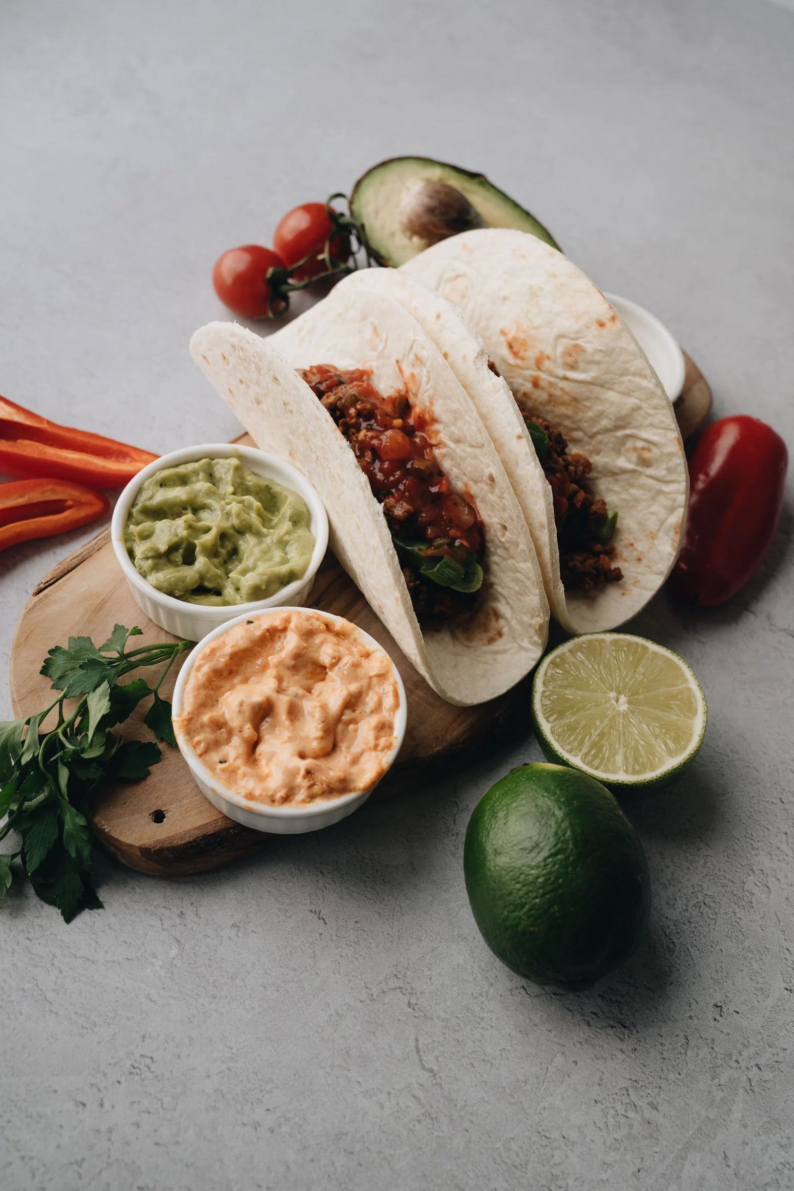 Taquizas servidas en un evento con tacos al momento