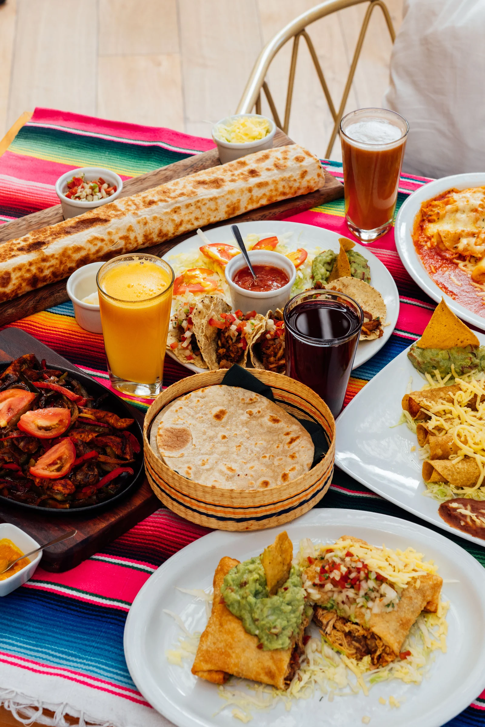 Buffet de comida mexicana en una fiesta