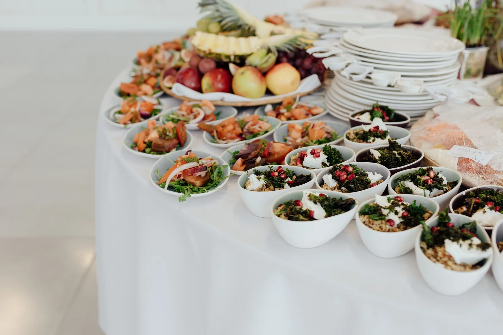 Mesa de catering bien servida en un evento en Memphis