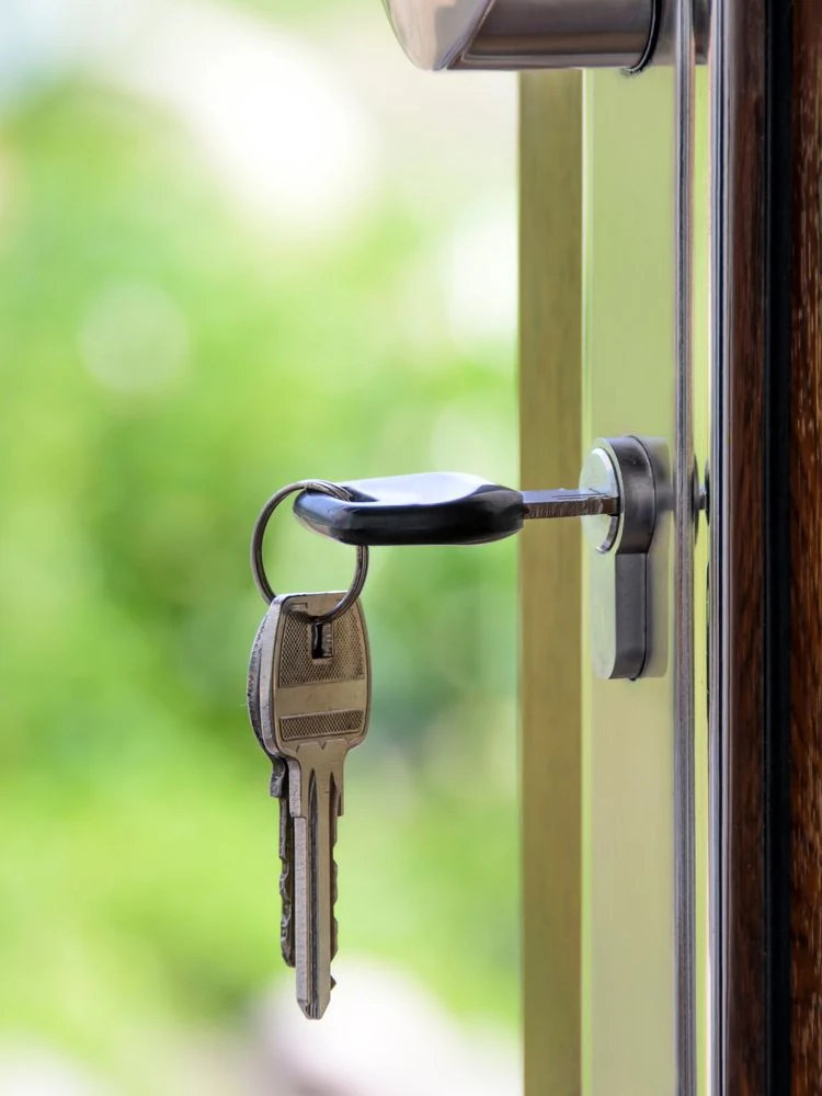 Llave puesta en la cerradura de una puerta