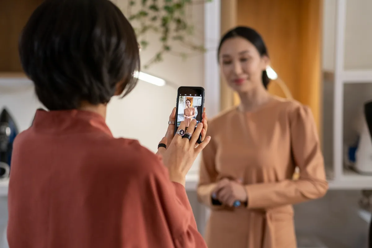 Dueño de negocio tomando fotos de sus productos con su teléfono