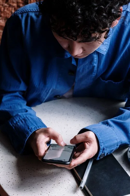 Persona escribiendo en una aplicación de chat en su teléfono
