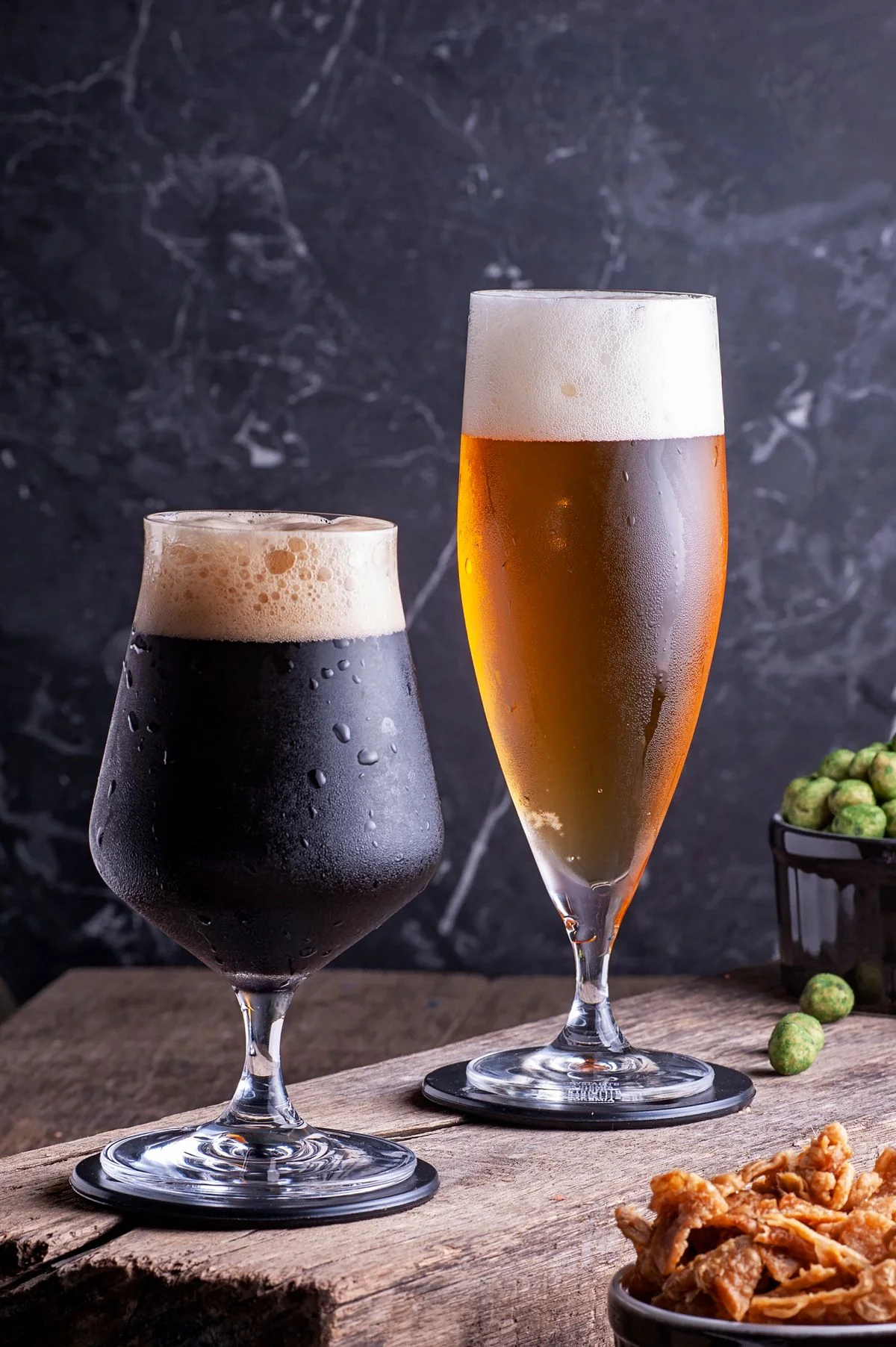 Vasos de cerveza artesanal servidos en un bar