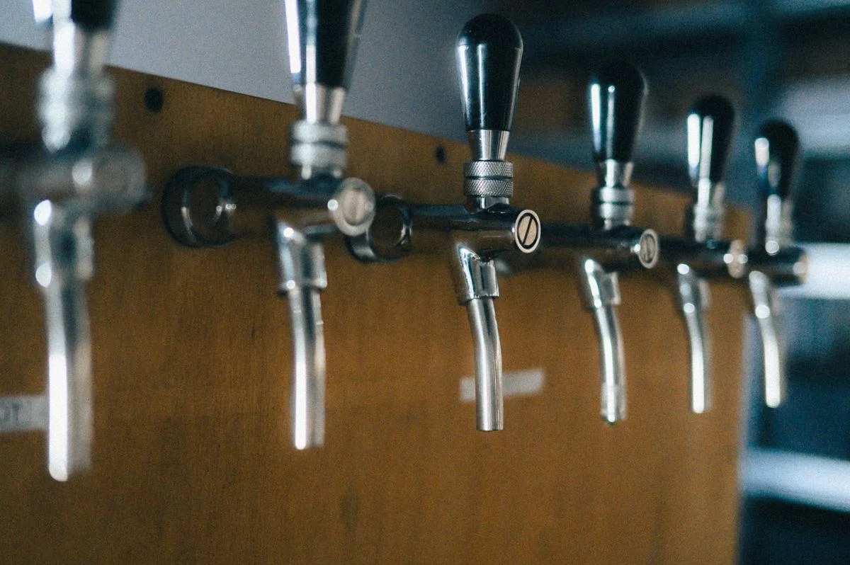 Taps de cerveza artesanal en la barra de una cervecería