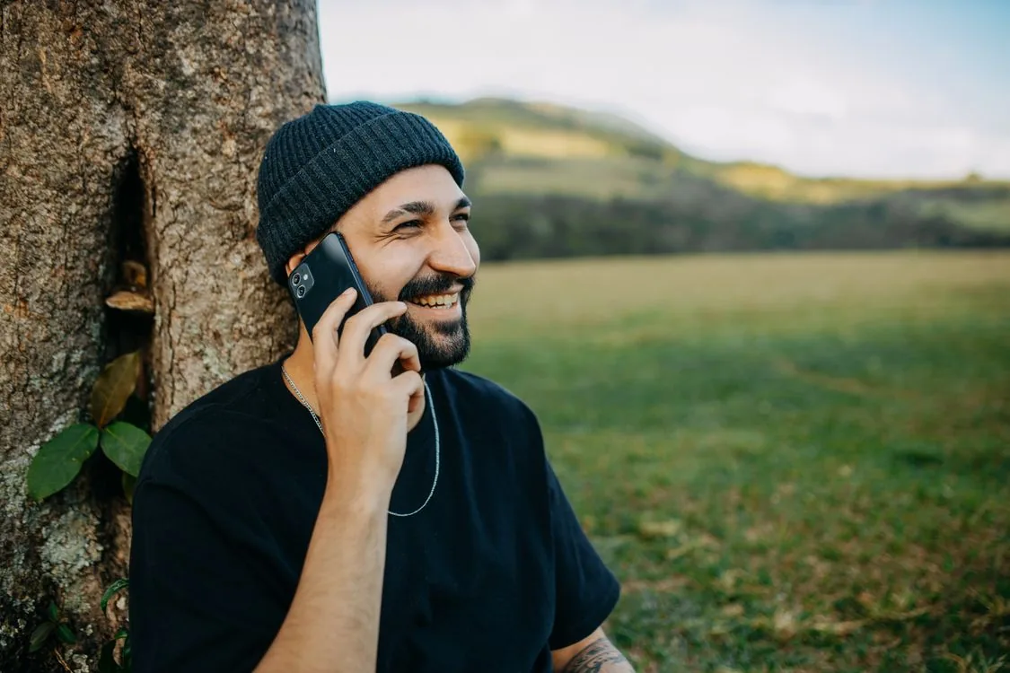 Dueño de negocio hablando por teléfono con un cliente