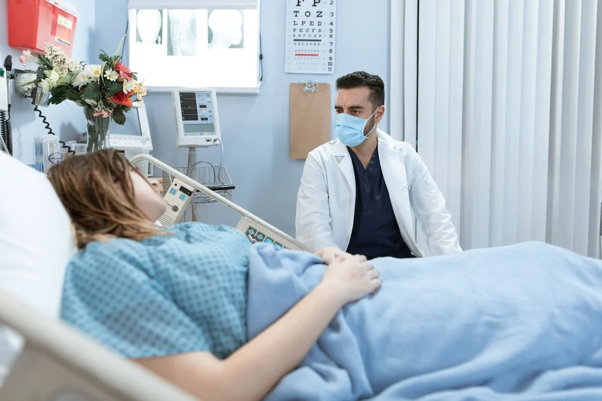 Doctor hablando con un paciente en consulta