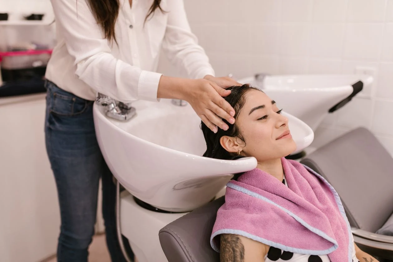 Lavado de cabello en el salón de belleza