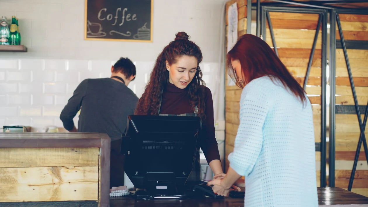 Atención amable al cliente en un negocio local