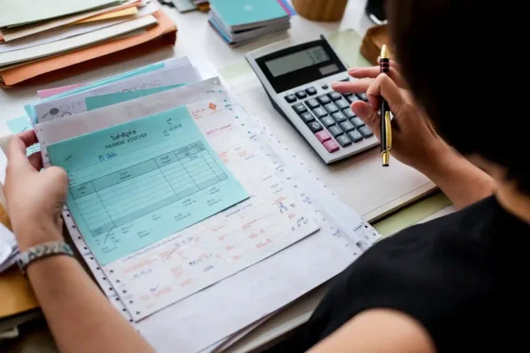 Mujer de negocios latina atendiendo a un cliente en su escritorio