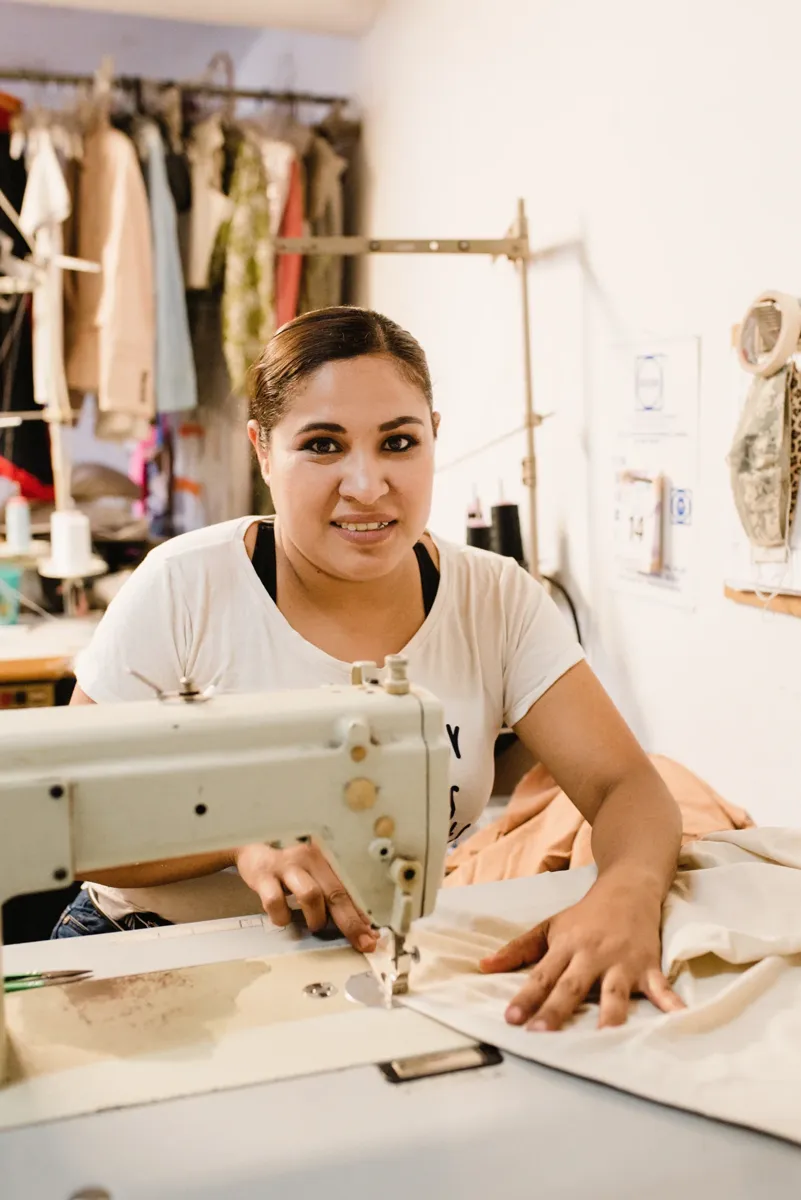 Taller de costura con máquinas y prendas en proceso de confección