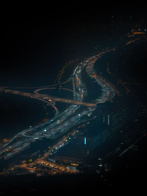 Autopista con mucho trafico de noche vista desde arriba