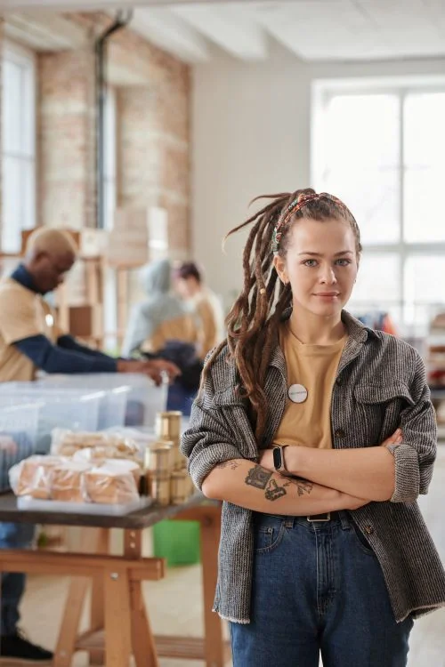 Mujer sonriendo con confianza dentro de su tienda