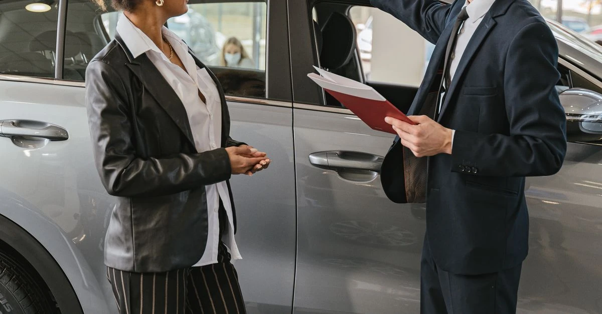 Mujer comprando un carro en un dealer