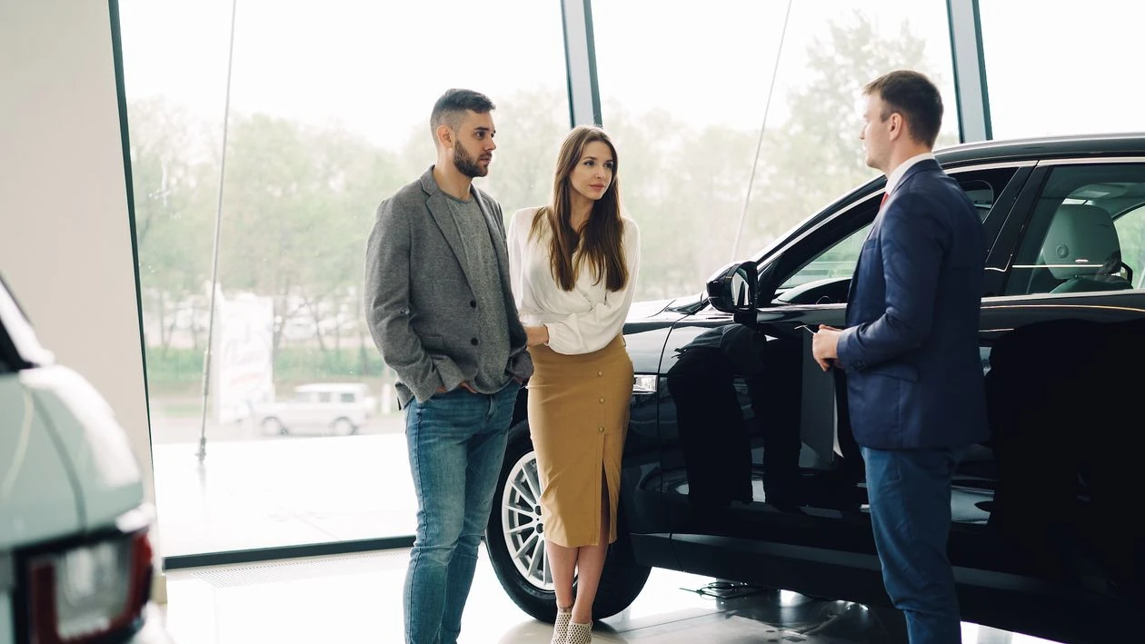 Lote de dealer con carros usados en venta