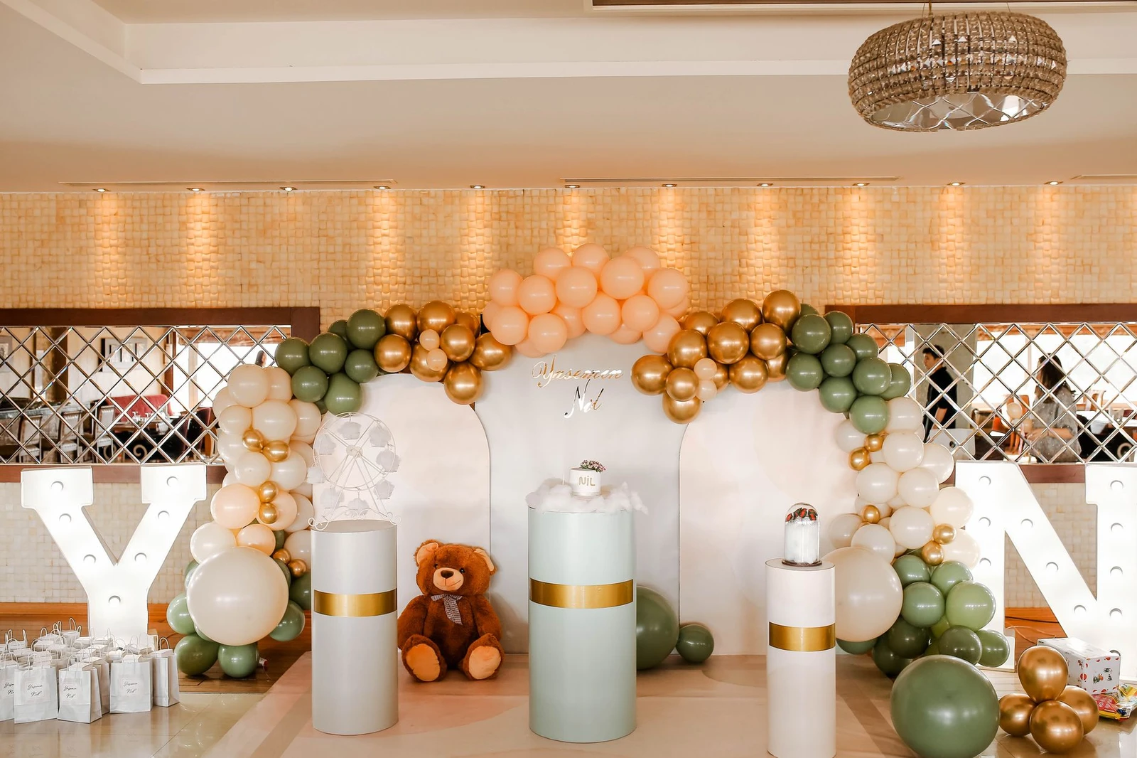 Decoración de fiesta con arco de globos dorados y verdes