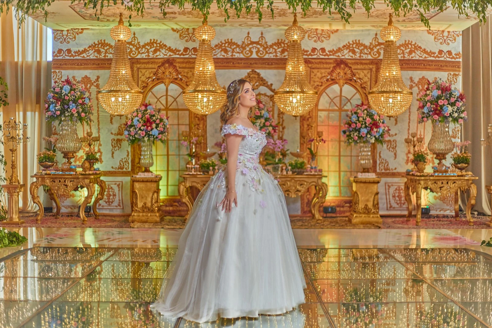 Decoración dorada elegante de quinceañera en un salón