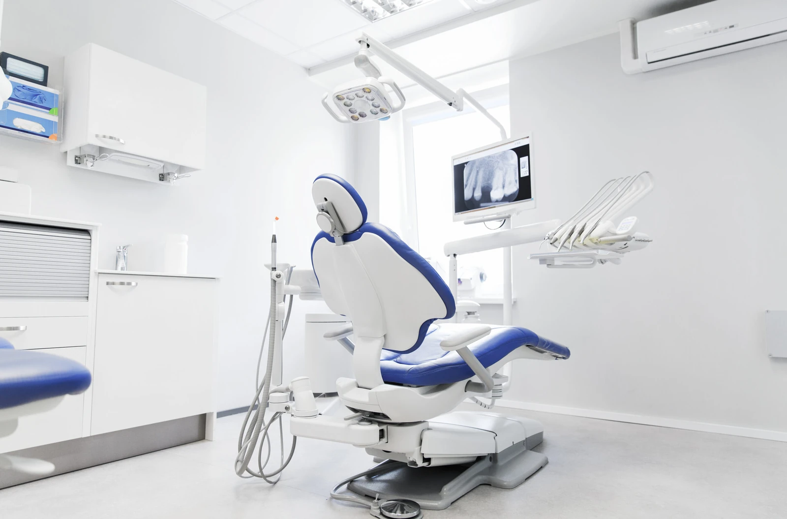 Interior moderno de un consultorio dental con el sillón del dentista