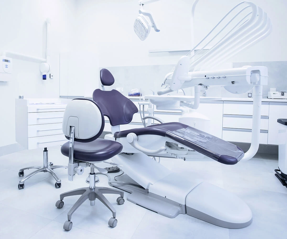 Sillón dental en una clínica limpia y ordenada