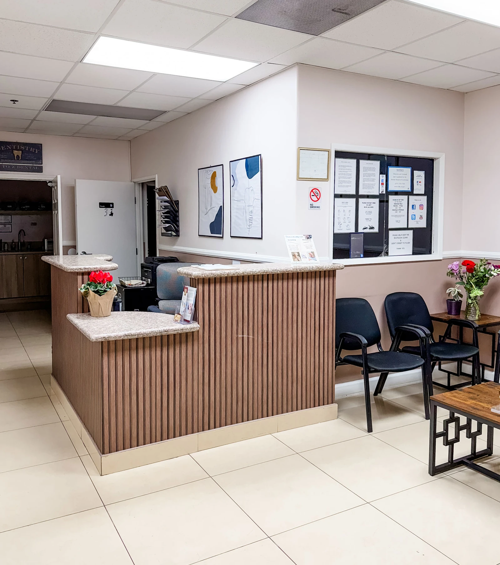 Recepción de una clínica dental moderna y bien iluminada en Memphis