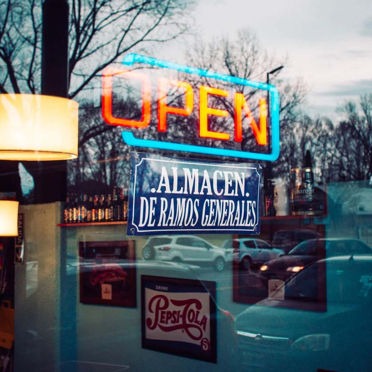 Letrero bilingüe en la puerta de un negocio latino sobre Summer Ave en Memphis