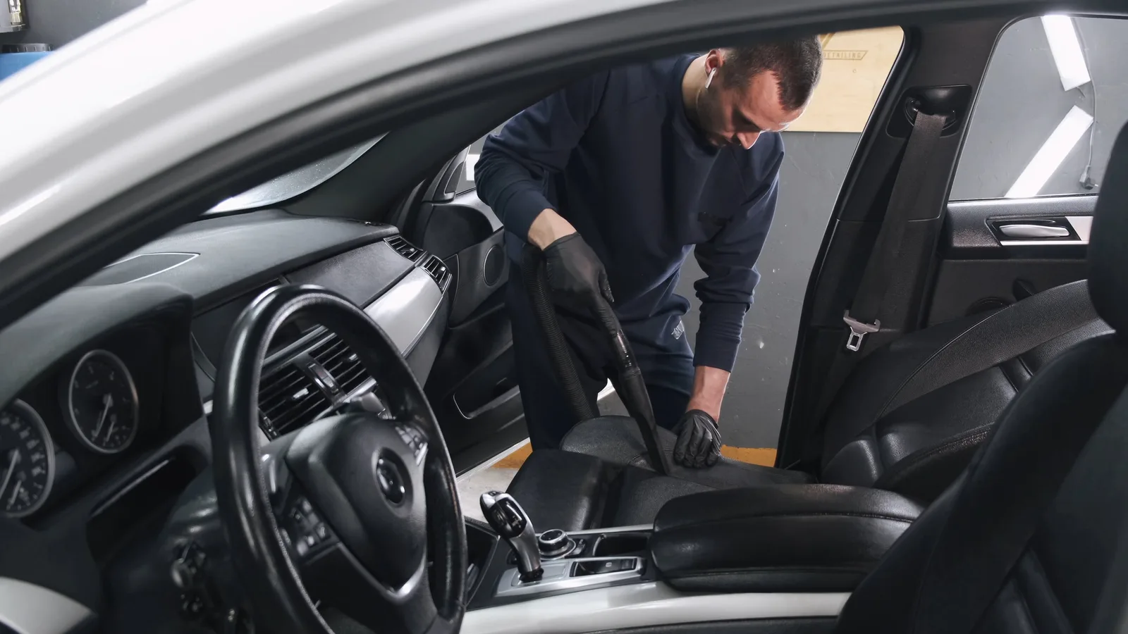 Limpieza del interior de un carro con aspiradora