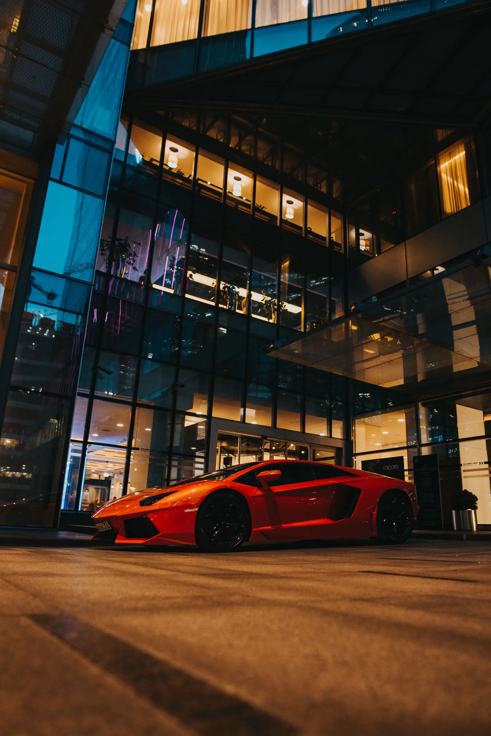 Carro brillando después de un detallado completo