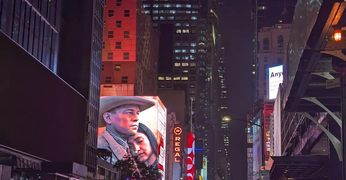 Valla digital grande en una avenida de la ciudad