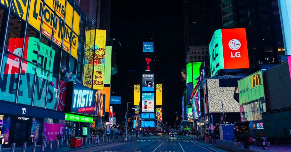 Pantallas digitales de publicidad iluminadas de noche
