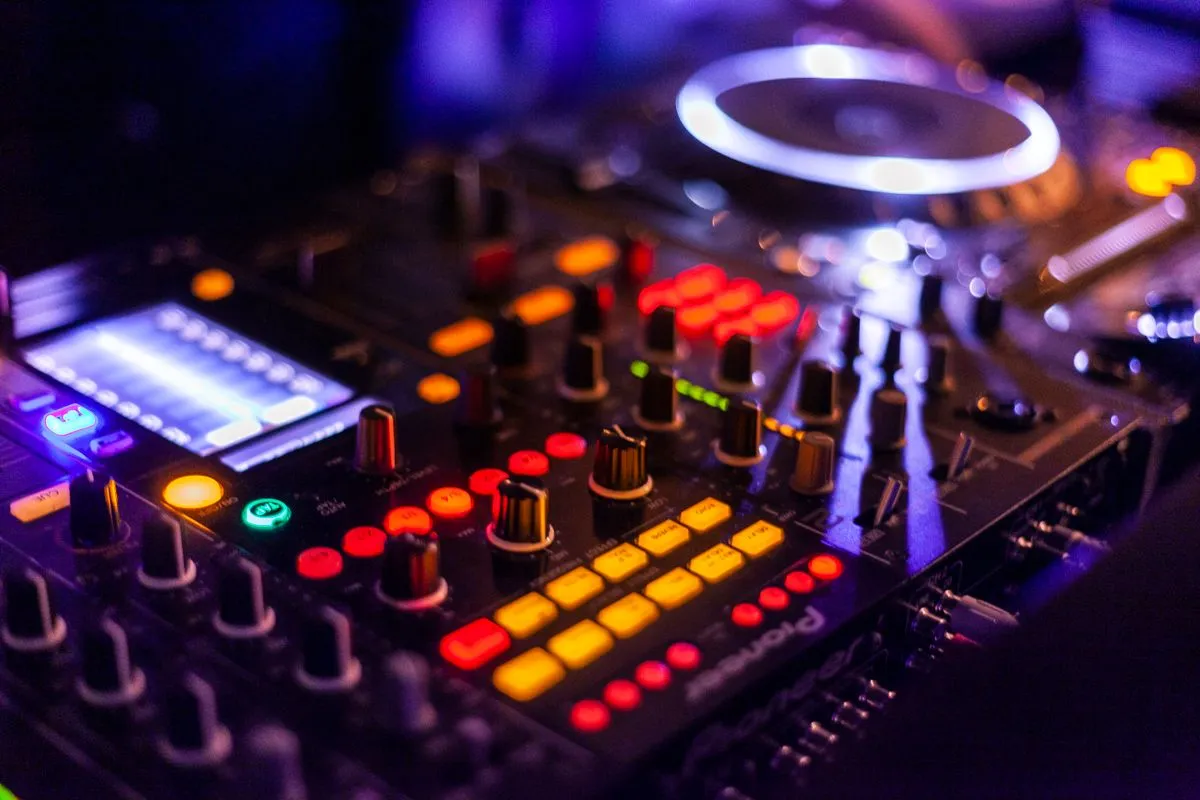 Mezcladora de DJ con luces de colores en la fiesta