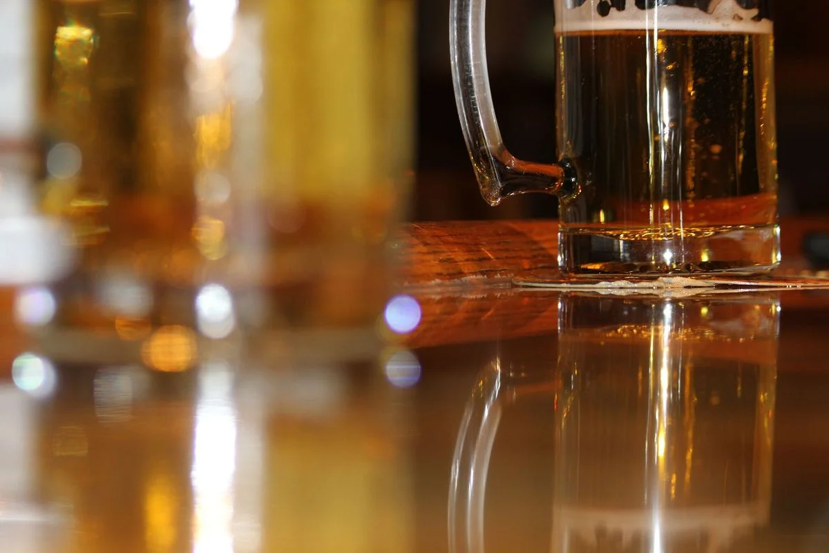 Vasos de cerveza sobre la barra de un bar