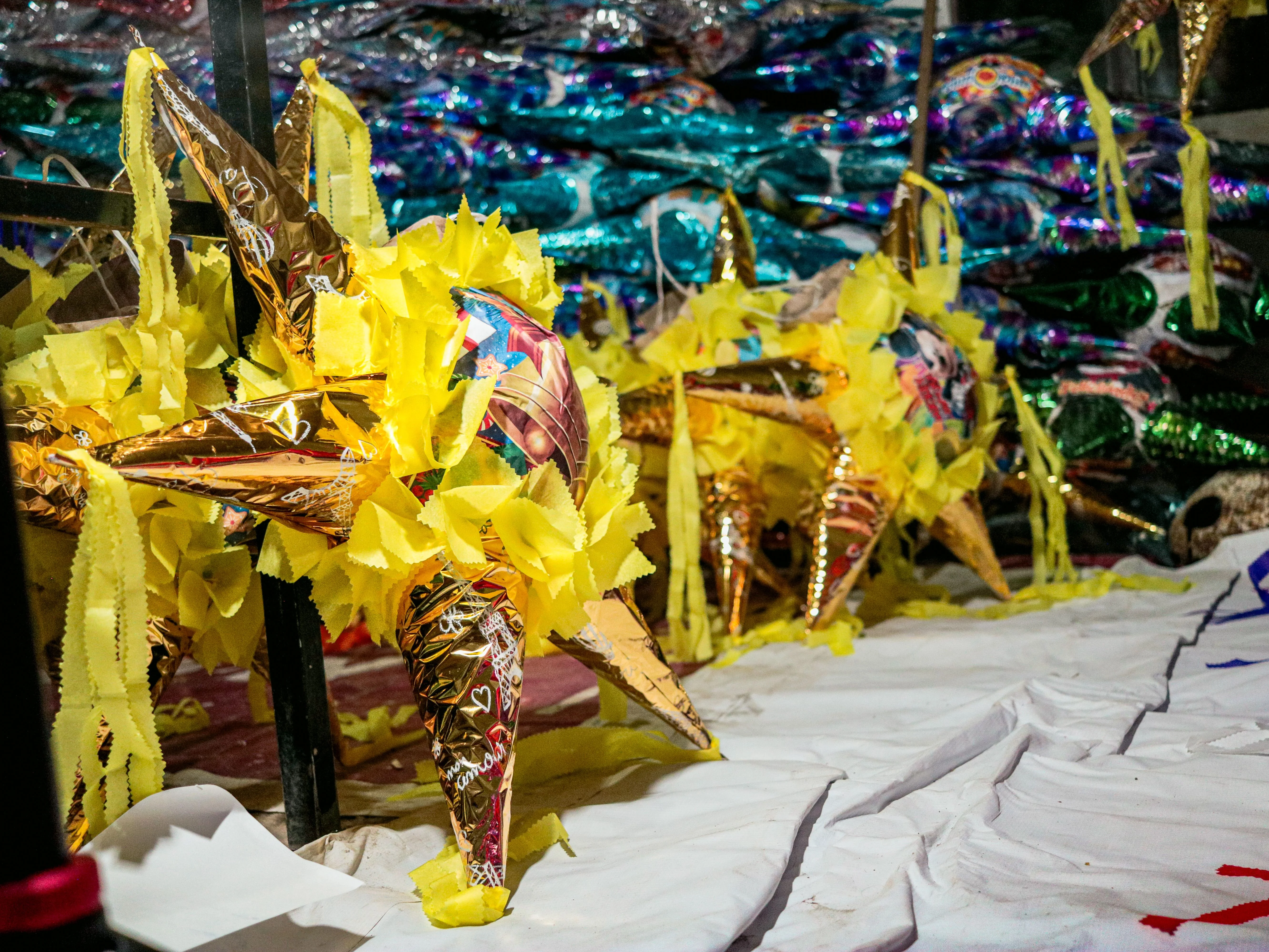Piñata mexicana colorida lista para una fiesta de cumpleaños